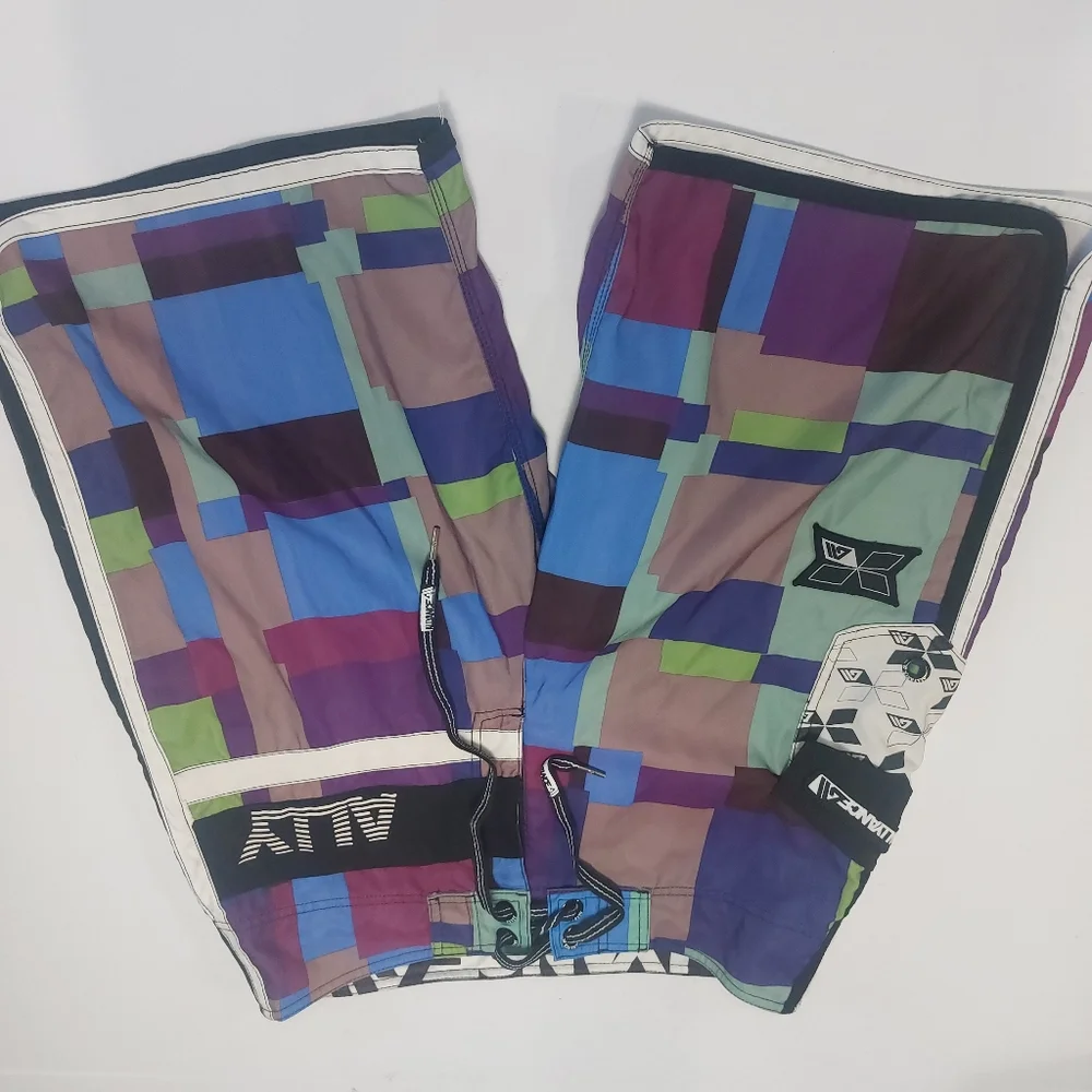 Multicolor Geometric Men's Swim Shorts Size 32 - Picture 4 of 10